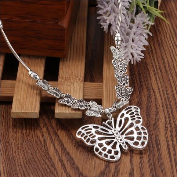 Classy Silver Detailed Butterfly Necklace - Picture 4 of 6